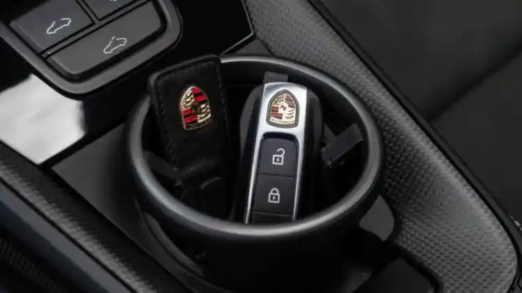 ماذا يحدث فعلاً عندما تنسى المفتاح الذكي خارج السيارة وتبدأ بالقيادة؟